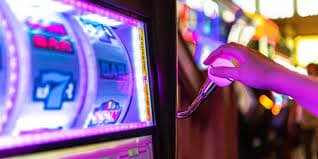 Antarmuka game Quickspin menampilkan gulungan, simbol, dan tombol kontrol di qqvictory